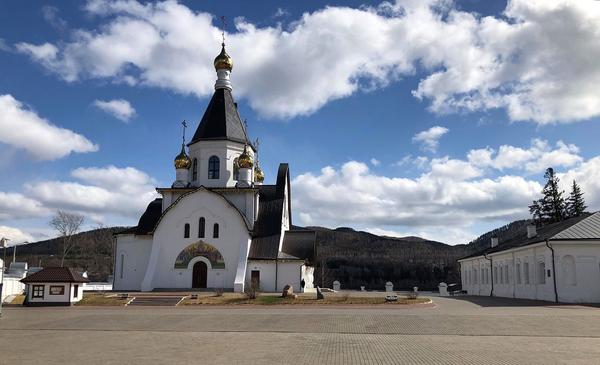 Прогулка по территории Свято-Успенского монастыря в окрестностях Красноярска Прогулка по территории Свято-Успенского монастыря в окрестностях Красноярска