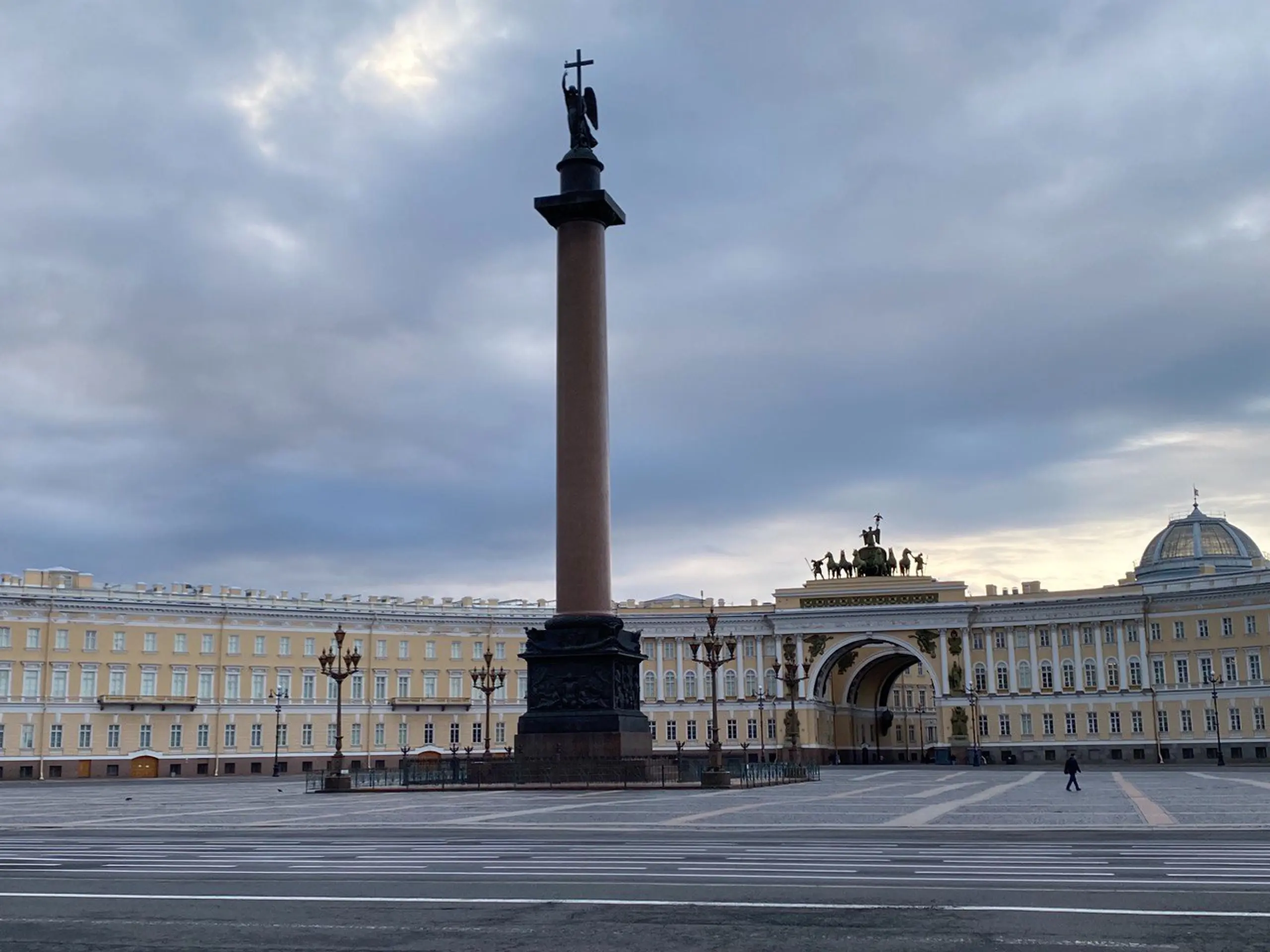 Прогулка по Санкт-Петербургу погожим днём