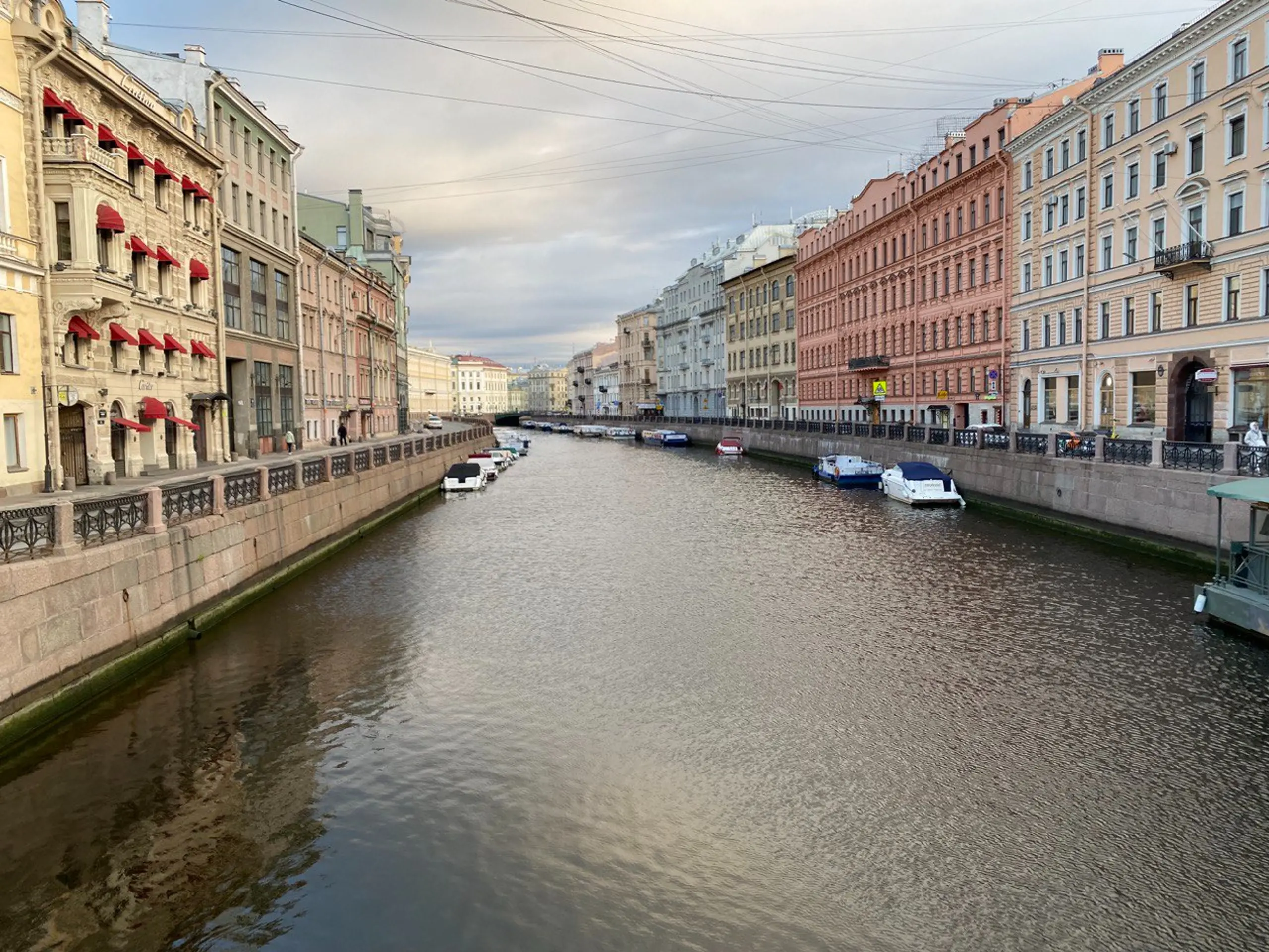 Прогулка по Санкт-Петербургу погожим днём