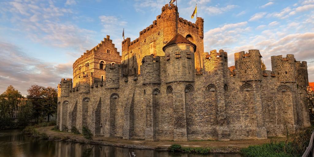 Средневековый Гент и замок графов Фландрии Гравенштайн (Gravensteen) Средневековый Гент и замок графов Фландрии Гравенштайн (Gravensteen)