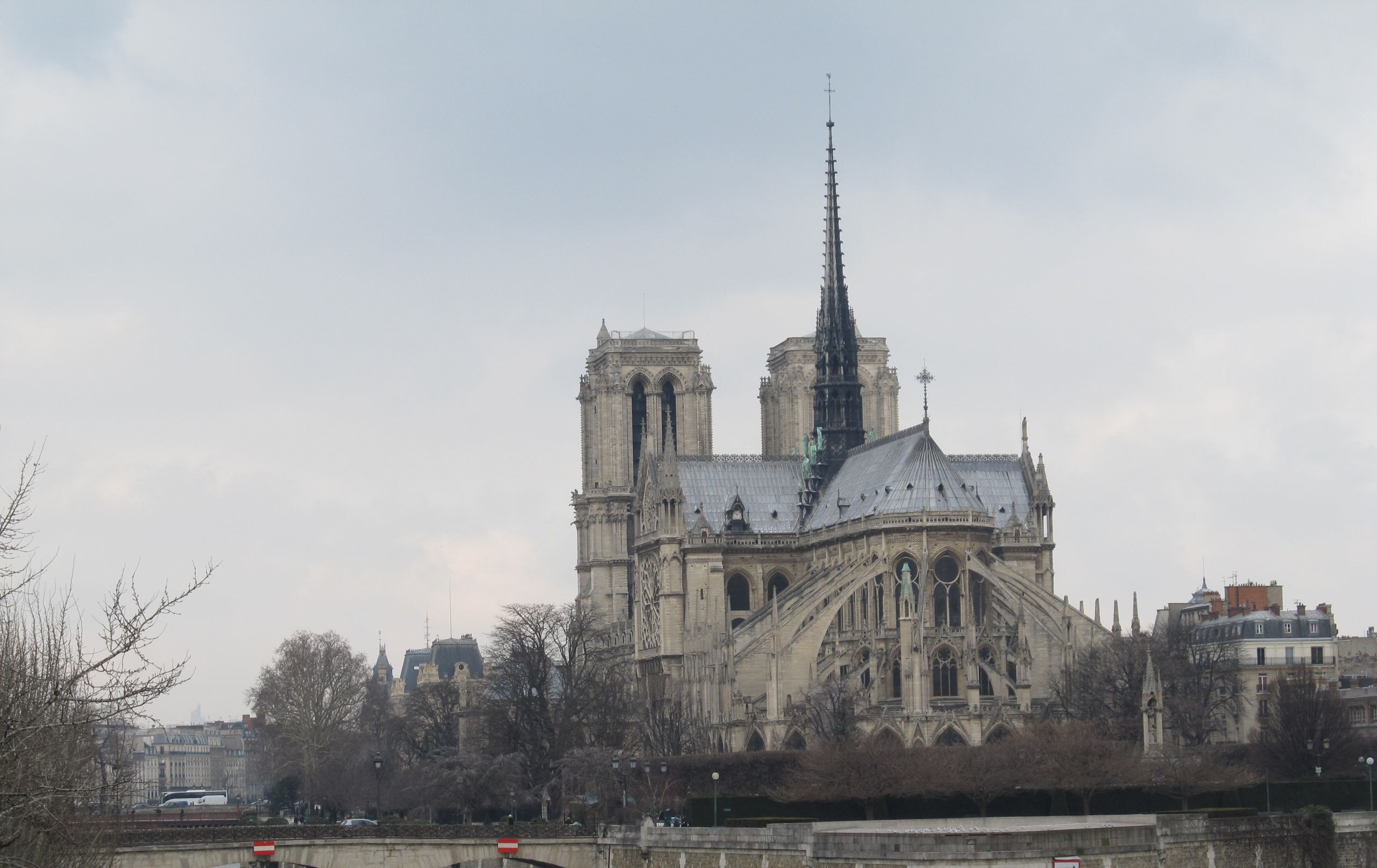 Прогулки вокруг Нотр Дам де Пари